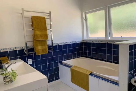 Photo of property in 24 Waverley Avenue, Glenfield, Auckland, 0629