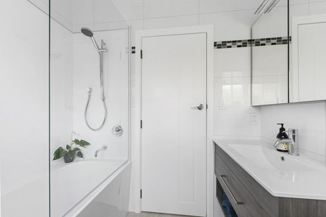 Photo of property in 18 Dowling Grove, Silverstream, Upper Hutt, 5019