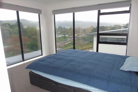 Photo of property in 2 Ara Paripari, Tawa, Wellington, 5028