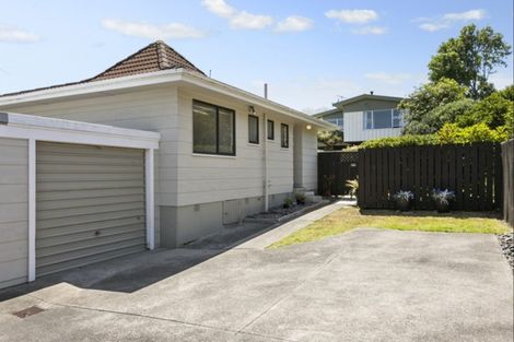 Photo of property in 2/56 Ridgemount Rise, Mangere Bridge, Auckland, 2022