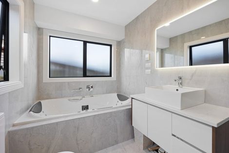 Photo of property in 2 Drumnaconagher Road, Flat Bush, Auckland, 2019