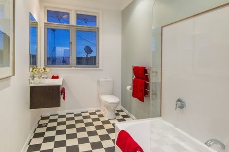 Photo of property in 134 Kelburn Parade, Kelburn, Wellington, 6012