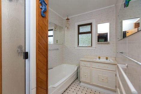 Photo of property in 4 Mission Street, Moturoa, New Plymouth, 4310