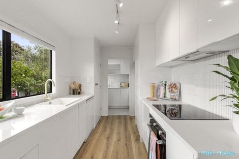 Photo of property in 8 Kupari Place, Totara Vale, Auckland, 0629