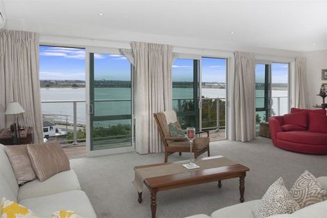 Photo of property in 19 The Brae, Mount Pleasant, Christchurch, 8081