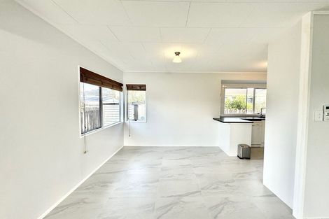 Photo of property in 1/6 Kirklow Place, Goodwood Heights, Auckland, 2105