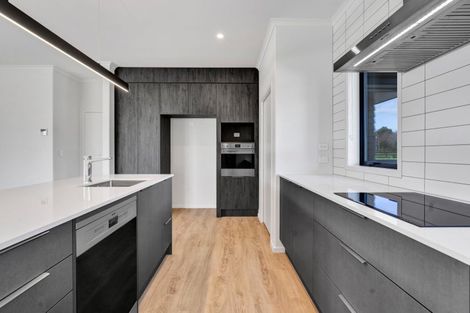 Photo of property in 31 Ninia Road, Paraite, New Plymouth, 4373