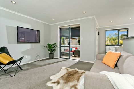 Photo of property in 21 Nottingham Place, Northcross, Auckland, 0630