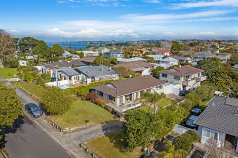 Photo of property in 1/31 Cliff Road, Torbay, Auckland, 0630