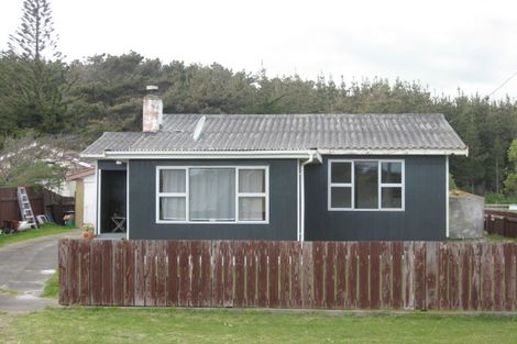 Photo of property in 140 Kahukura Avenue, Waitarere Beach, Levin, 5510