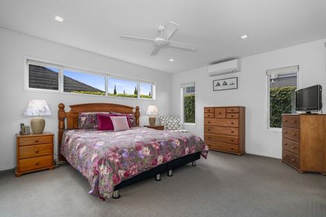 Photo of property in 10 Waiora Place, Pyes Pa, Tauranga, 3112