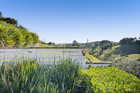 Photo of property in 28 Pararewa Drive, Whalers Gate, New Plymouth, 4310