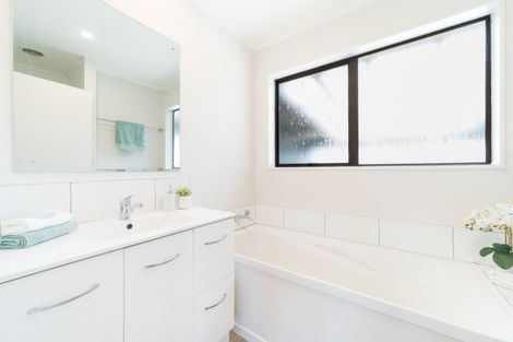 Photo of property in 60 Hillcrest Drive, Kelvin Grove, Palmerston North, 4414