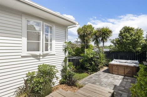 Photo of property in 52 Tiri Tiri Road, Birkdale, Auckland, 0626