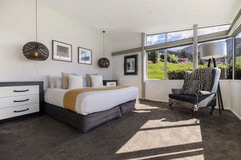 Photo of property in 6 Whitbourn Place, Fernhill, Queenstown, 9300