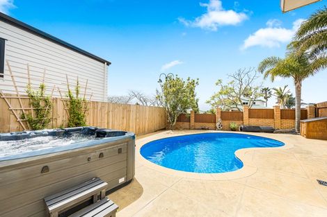 Photo of property in 30 Vermeer Place, West Harbour, Auckland, 0618