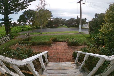 Photo of property in 28 Bertram Road, Kawakawa Bay, Papakura, 2585