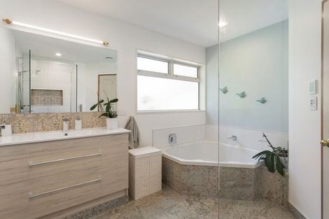 Photo of property in 2/32a Bryndwr Road, Fendalton, Christchurch, 8052