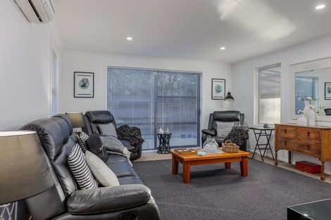 Photo of property in 18 Medallion Court, Kelvin Grove, Palmerston North, 4414