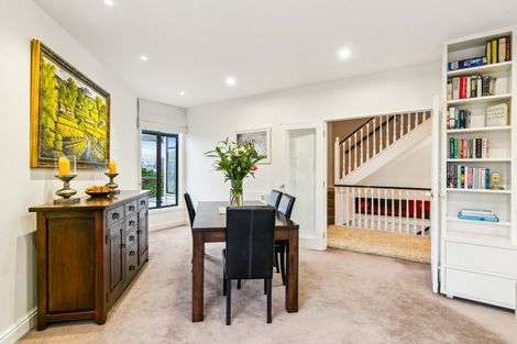 Photo of property in 2/67 Bolton Street, Kelburn, Wellington, 6012