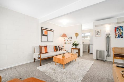 Photo of property in 3/133 Queens Drive, Lyall Bay, Wellington, 6022