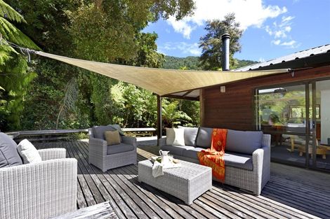 Photo of property in 19 Kamahi Road, Tennyson Inlet, 7195