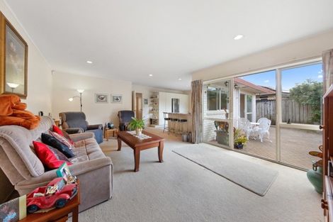 Photo of property in 114 Golfland Drive, Golflands, Auckland, 2013