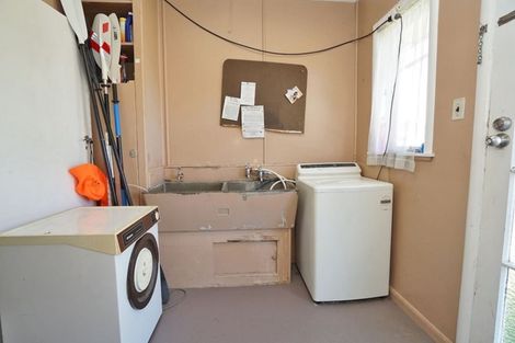 Photo of property in 24 Oxford Street, Fairfield, Hamilton, 3214