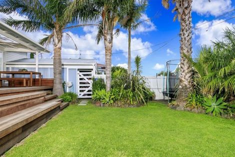 Photo of property in 2/98 Eversleigh Road, Belmont, Auckland, 0622