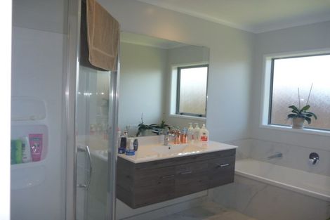 Photo of property in 14 Malbec Place, Huapai, Kumeu, 0810