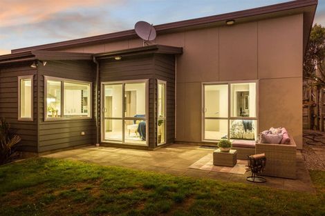 Photo of property in 5 Fiordland Place, Aotea, Porirua, 5024