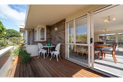 Photo of property in 29 Taupiko Place, Green Bay, Auckland, 0604