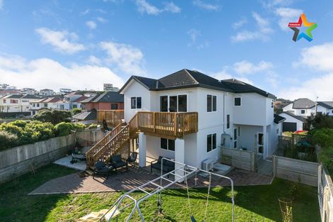 Photo of property in 8 Bennett Grove, Newlands, Wellington, 6037