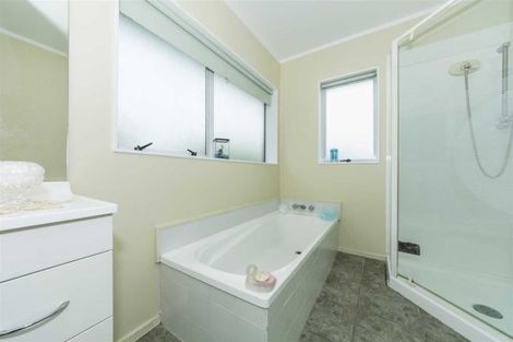 Photo of property in 10 Gala Place, Henderson, Auckland, 0612
