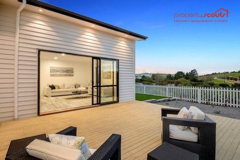 Photo of property in 19 Syd Grant Crescent, Orewa, 0931