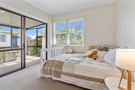 Photo of property in 2 Sycamore Drive, Sunnynook, Auckland, 0620