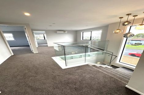 Photo of property in 25a Borrowdace Avenue, Botany Downs, Auckland, 2010