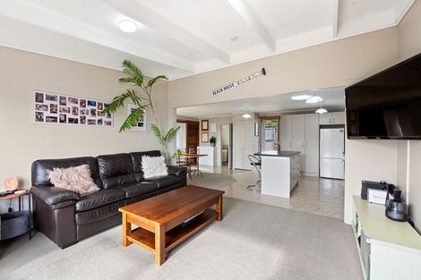 Photo of property in 1 Surf Road, Stanmore Bay, Whangaparaoa, 0932
