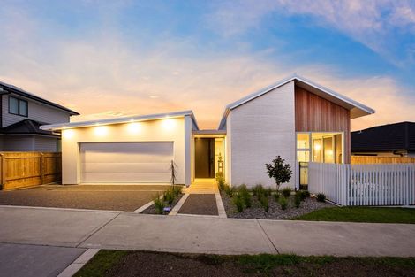 Photo of property in 28 Te Hoiere Street, Aotea, Porirua, 5024