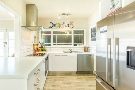 Photo of property in 18 Wellesley Road, Mangere Bridge, Auckland, 2022