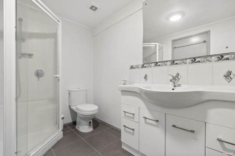 Photo of property in 32 Normanton Street, Glenfield, Auckland, 0629