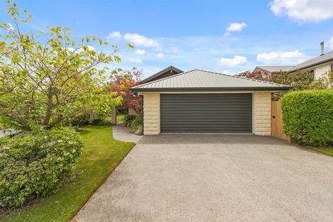 Photo of property in 33 Farnswood Place, Redwood, Christchurch, 8051