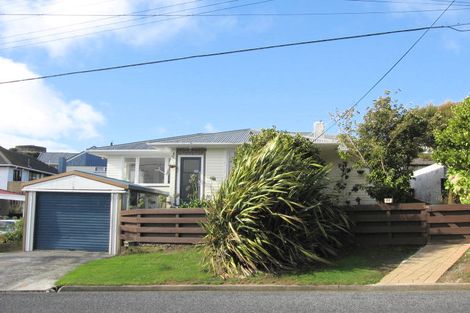 Photo of property in 42 Kenmore Street, Newlands, Wellington, 6037