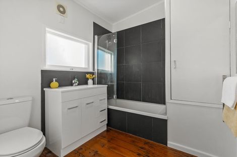 Photo of property in 21 Islington Avenue, New Lynn, Auckland, 0600