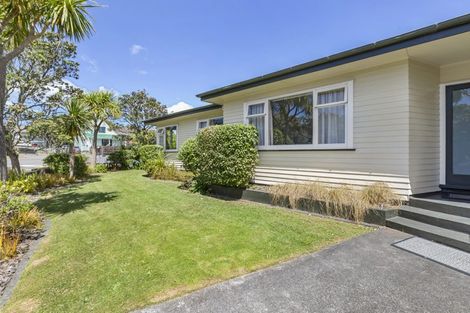 Photo of property in 1 Pinkerton Grove, Newlands, Wellington, 6037