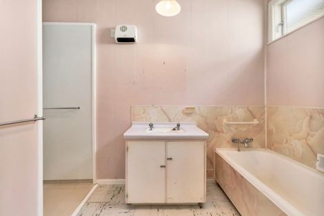 Photo of property in 15 Huia Road, Point Chevalier, Auckland, 1022