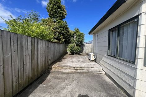 Photo of property in 2/11 Woodall Place, Totara Vale, Auckland, 0627