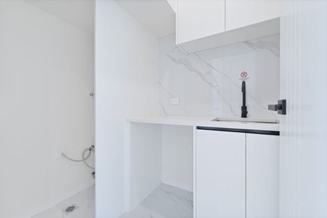 Photo of property in 35 Taipahitini Road, Rosehill, 2113