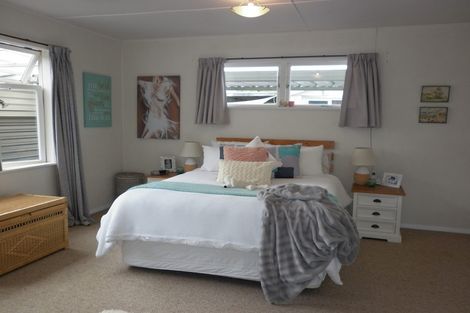 Photo of property in 21 Philip Street, Carterton, 5713