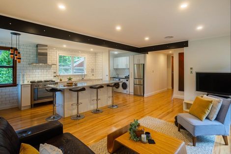 Photo of property in 16 Walton Avenue, Waikanae, 5036